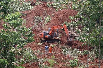Pencarian korban tanah longsor di Desa Ngetos, Nganjuk, Jawa Timur, 15 Februari 2021. ANTARA/Prasetia Fauzani
