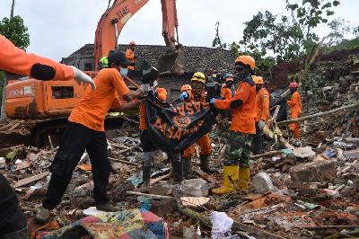 Tim SAR mengevakuasi jenazah korban tanah longsor di Ngetos, Nganjuk, Jawa Timur, 15 Februari 2021. ANTARA/Zabur Karuru