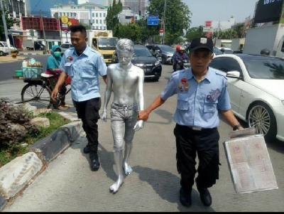 Penertiban Manusia Silver di Jakarta Barat. ANTARA/HO-Dokumentasi Suku Dinas Sosial Jakarta Barat
