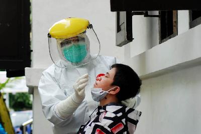 Dokter Kepala melakukan swab test karena banyaknya tracing pada warga di Puskesmas Tamblong, Bandung, Jawa Barat,  11 Desember 2020. TEMPO/Prima Mulia