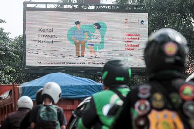 Papan iklan layanan masyarakat yang menampilkan informasi vaksinasi Covid-19 di Jalan Radio Dalam Raya, Jakarta Selatan, 15 Februari 2021. TEMPO / Hilman Fathurrahman W