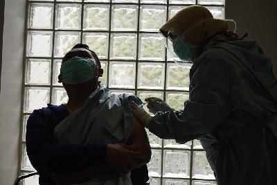 Seorang tenaga kesehatan mendapat vaksin Covid-19 Sinovac di Sabuga, Bandung, Jawa Barat, 3 Februari 2021. TEMPO/Prima Mulia