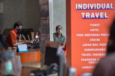 Petugas biro perjalanan melayani pelanggan di Jakarta, 5 November 2020. Tempo/Tony Hartawan