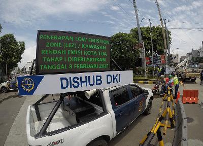Pemblokiran Jl. Lapangan Stasiun menuju kawasan Kota Tua, Jakarta, 8 Februari 2021. TEMPO/Subekti.
