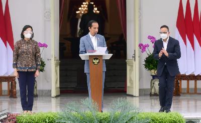 Menteri Keuangan Sri Mulyani (kiri), Presiden Joko Widodo dan Direktur Utama LPI Ridha Wirakusumah di Istana Merdeka, Jakarta, 16 Februari 2021. BPMI Setpres/Lukas