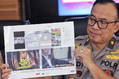 Kepolisian menunjukkan bukti akun media sosial tersangka kreator propaganda dan penyebaran hoaks di Gedung Humas Polri, Jakarta, 28 Juni 2019. TEMPO / Hilman Fathurrahman W