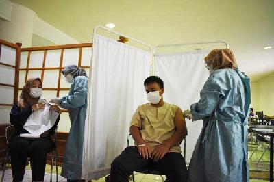 Petugas menyuntik vaksin Covid-19 Sinovac untuk tenaga kesehatan di Sabuga, Bandung, Jawa Barat, 17 Februari 2021. TEMPO/Prima Mulia