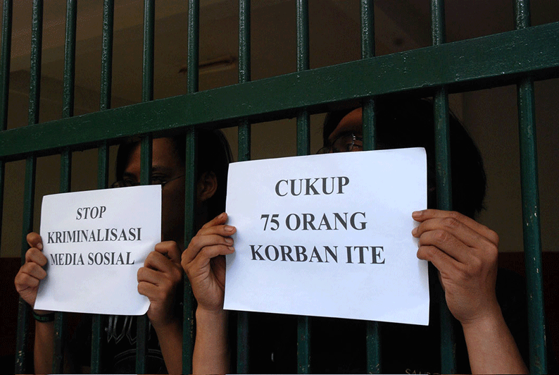 Protes Undang-Undang Informasi dan Transaksi Elektronik (ITE) di Pengadilan Negeri Bandung, Jawa Barat, Februari 2015. TEMPO/Prima Mulia