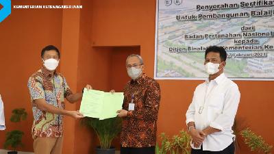 Dirjen Binalattas Kemnaker Budi Hartawan (tengah), pada acara penyerahan sertifikat tanah pembangunan BLK dari Badan Pertanahan Nasional kepada Kementerian Ketenagakerjaan di Batam, Kepulauan Riau, Rabu 17 Februari 2021.