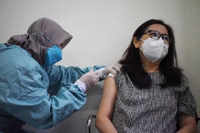 Petugas menyuntik vaksin Covid-19 Sinovac untuk tenaga kesehatan di Sabuga, Bandung, Jawa Barat, 17 Februari 2021. TEMPO/Prima Mulia