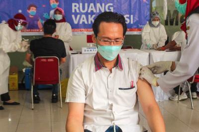 Pedagang Pasar Tanah Abang mengikuti vaksinasi COVID-19 massal di Pasar Tanah Abang Blok A, Jakarta, 17 Februari 2021. TEMPO/Hilman Fathurrahman W