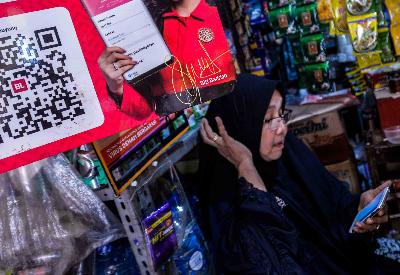 Sistem transaksi elektronik dengan pemindaian kode QR di warung kelontong di Kampung Melayu, Jakarta, 10 Oktober 2020. Tempo/Tony Hartawan