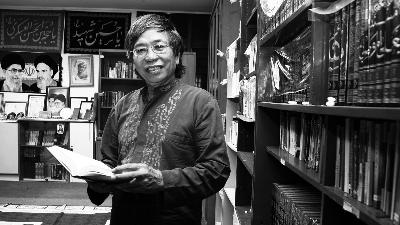 Jalaluddin Rakhmat,  di perpustakaan pribadinya, Kemang, Jakarta Selatan, Kamis, 30 Agustus 2012. TEMPO/Praga Utama