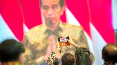 Seorang tamu undangan merekam Presiden Joko Widodo saat berpidato secara virtual dalam acara puncak Hari Pers Nasional (HPN) 2021 di Ancol, Jakarta, 9 Februari 2021. ANTARA/Aditya Pradana Putra