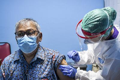 Petugas kesehatan menyuntikkan vaksinasi COVID-19 pada warga lanjut usia (lansia) di RSUD Tanjung Priok, Jakarta Utara,20 Februari 2021.  ANTARA/M Risyal Hidayat