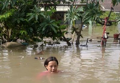 Warga Desa Gelam saat banjir melanda di Pasar Kemis, Tangerang, 19 Februari 2021. A. Iwan