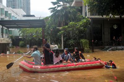 Petugas mengevakuasi menggunakan perahu karet saat  banjir melanda kawasan Kemang, Jakarta Selatan, 20 Februari 2021.  TEMPO / Hilman Fathurrahman W