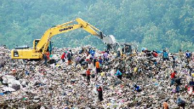 A mountain of garbage at the Sarimukti landfill site in Cipatat, West Bandung, West Java, February 19. 
Tempo/Prima Mulia
