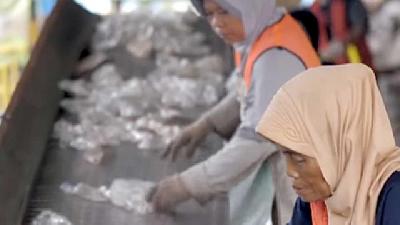 Activities at the Recycling Business Unit (RBU), a program by AQUA, in Serpong, South Tangerang. 
YouTube Aqua Lestari
