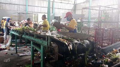 Workers sort the waste at the Jambangan Recycling Center, Surabaya, East Java, February 15. 
Tempo/Nur Hadi