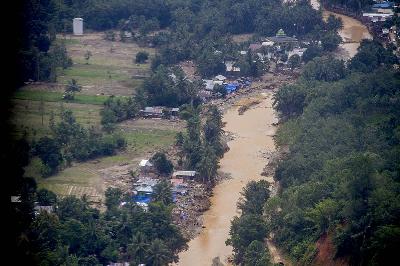Foto udara kondisi sebuah desa usai banjir bandang di Kabupaten Hulu Sungai Tengah, Kalimantan Selatan, 24 Januari 2021.  ANTARA/Bayu Pratama S