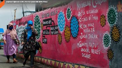 Warga melintasi mural edukasi pencegahan COVID-19 berbahasa Sunda di Pandeglang, Banten, Selasa (26/1/2021). Mural tersebut bertujuan sebagai media edukasi untuk mengingatkan warga agar menerapkan protokol kesehatan 3M (memakai masker, mencuci tangan, dan menjaga jarak) guna mencegah potensi penyebaran bahaya COVID-19. - (antarafoto)