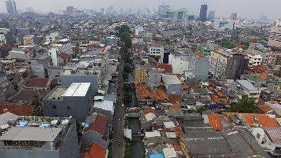 Pemukiman padat penduduk Kelurahan Maphar, Taman Sari, Jakarta, 23 Juli 2020. TEMPO/Subekti.