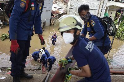 Petugas Damkar membantu pada penanganan banjir di Kawasan Cipinang Melayu, Jakarta, 21 Februari 2021. TEMPO/Muhammad Hidayat