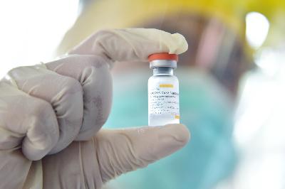 Tenaga medis menunjukan vaksin COVID-19 Sinovac di Malang, Jawa Timur, 28 Januari 2021. TEMPO/Aris Novia Hidayat