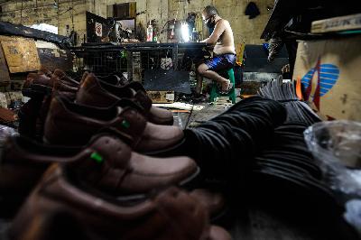 Pengerajin sepatu kulit memproduksi saat penurunan omset akibat pandemi Covid-19 di kawasan Penggilingan, Jakarta, 2 Oktober 2020. TEMPO/Tony Hartawan
