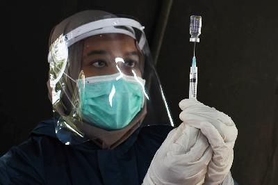 Dokter menyiapkan vaksin Covid-19 Sinovac di Puskesmas Tamblong, Bandung, Jawa Barat, 25 Januari 2021. TEMPO/Prima Mulia