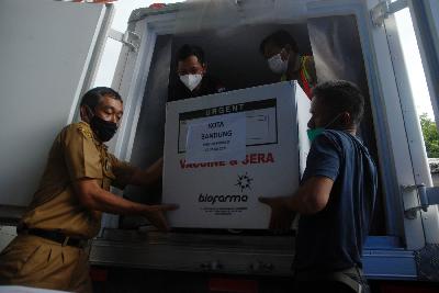 Petugas menurunkan kotak berisi vaksin Covid-19 Sinovac saat distribusi tahap kedua di Dinas Kesehatan Kota  Bandung, Jawa Barat, 23  Februari 2021. TEMPO/Prima 