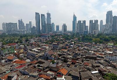 Pemukiman padat penduduk dan gedung perkantoran di Jakarta, 23 Februari 2021. TEMPO/Subekti.