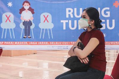 Warga menunggu giliran vaksinasi COVID-19 massal di Pasar Tanah Abang Blok A, Jakarta, 17 Februari 2021. TEMPO/Hilman Fathurrahman W
