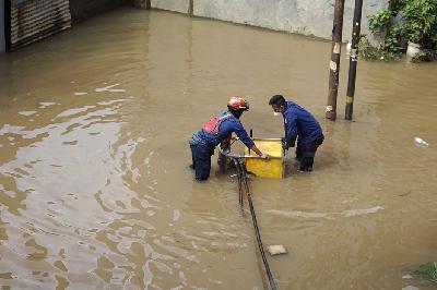 Petugas Damkar melakukan penyedotan air banjir di Kawasan Cipinang Melayu, Jakarta, 21 Februari 2021. TEMPO/Muhammad Hidayat
