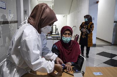 Petugas kesehatan memeriksa kadar oksigen pada tubuh warga lanjut usia (lansia) di RSUD Tanjung Priok, Jakarta Utara, 20 Februari 2021.  ANTARA/M Risyal Hidayat