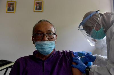 Petugas Puskesmas Kecamatan Cilandak menyuntikkan vaksin COVID-19 kepada lansia di SDN 04 Pagi Cilandak Barat, Jakarta Selatan, 23 Februari 2021.  ANTARA/Sigid Kurniawan