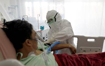 Tenaga kesehatan merawat pasien Covid-19 di Rumah Sakit Umum Daerah (RSUD) Bogor, Jawa Barat, 26 Januari 2021. REUTERS/Willy Kurniawan