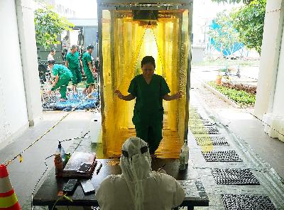Tenaga kesehatan melakukan dekontaminasi usai bekerja di ruang isolasi  Rumah Sakit Darurat (RSD) Covid-19 Wisma Atlet di Jakarta, 15 Mei 2020. TEMPO/Nurdiansah