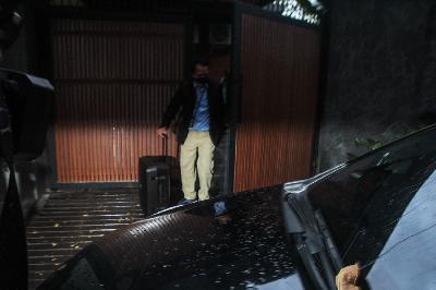 Penyidik KPK menggeledah rumah Anggota Komisi II DPR Fraksi PDI Perjuangan Ihsan Yunus di Pulogadung, Jakarta Timur, 24 Februari 2021. TEMPO/Hilman Fathurrahman W