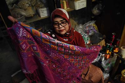 Pekerja memperlihatkan kain tenun tradisional ulos di industri tenun ATBM Desa Talun, Kabupaten Bandung, Jawa Barat, 1 Oktober 2020. TEMPO/Prima Mulia