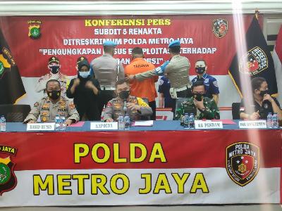 Kapolda Metro Jaya Inspektur Jenderal Fadil Imran (tengah) saat  konferensi pers kasus penembakan anggota TNI di Jakarta Selatan, 25 Februari 2021. Tempo/M Yusuf Manurung