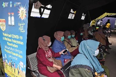 Sejumlah tenaga kesehatan menunggu giliran untuk disuntik vaksin Covid-19 buatan Sinovac di Puskesmas Tamblong, Bandung, Jawa Barat, 25 Februari 2021. TEMPO/Prima Mulia