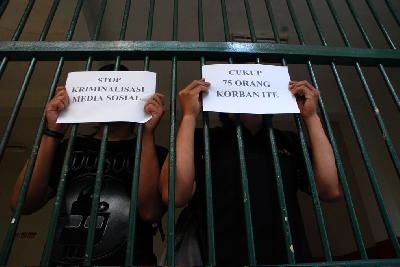 Protes UU ITE di Pengadilan Negeri Bandung, Jawa Barat. TEMPO/Prima Mulia