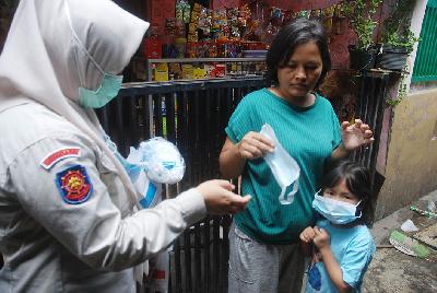 Petugas Satpol PP membagikan masker saat kampanye disiplin 3 M dan PPKM skala mikro di kawasan Antapani, Bandung, Jawa Barat, 10 Februari 2021.  TEMPO/Prima Mulia
