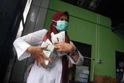 Pengambilan vaksin Covid-19 buatan Sinovac dan Biofarma untuk vaksinasi tahap dua bagi lansia dan pekerja publik di instalasi farmasi Dinas Kesehatan Kota Bandung, Jawa Barat, 25 Februari 2021. TEMPO/Prima Mulia