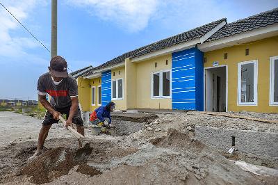 Pekerja menyelesaikan pembangunan rumah bersubsidi di Buni Bakti, Babelan, Bekasi, Jawa Barat, 8 Juli 2020. TEMPO/Tony Hartawan