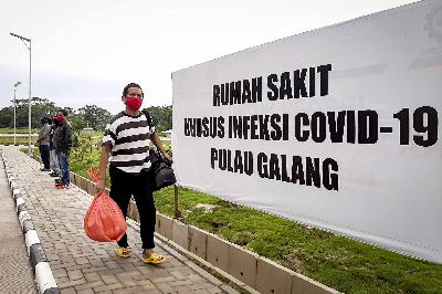 Pasien Covid-19 yang sembuh meninggalkan ruang perawatan RS Khusus Infeksi Pulau Galang, Batam, Kepulauan Riau, 3 mei 2020. ANTARA/Pradanna Putra Tampi
