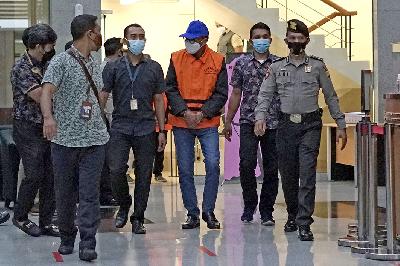 Tersangka Gubernur Sulawesi Selatan Nurdin Abdullah mengenakan rompi tahanan usai menjalani pemeriksaan di Gedung KPK, Jakarta,  28 Februari 2021. TEMPO/Muhammad Hidayat