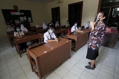 Guru dan siswa mengikuti simulasi pelajaran tatap muka di SLTP 4 Surakarta, Jawa Tengah, 13 Oktober 2020. TEMPO/Bram Selo Agung Mardika